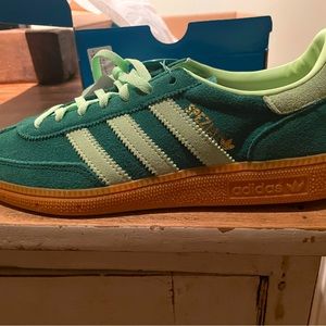 Adidas Handball Spezial Collegiate Green semi-green Spark (women’s)